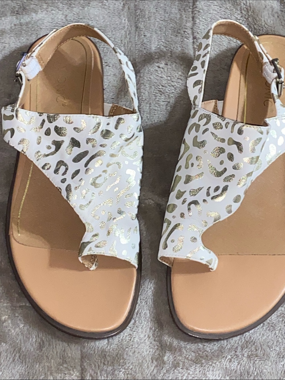 Vionic ELLA SIZE 8 White Sandals with Gold Leopard AccentsBuckle ankle strap EUC